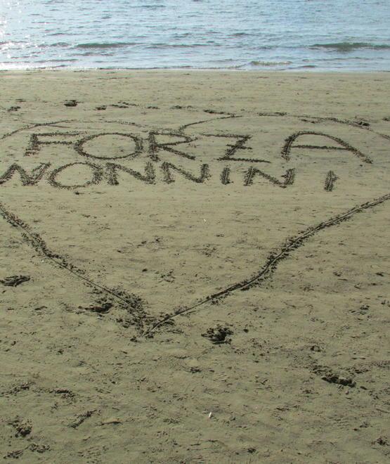 La banda in spiaggia suona per i nonnini