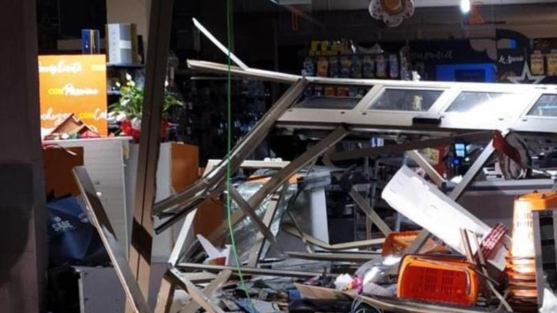 Banda provoca danni per 50mila euro per portarne via “appena” 6mila