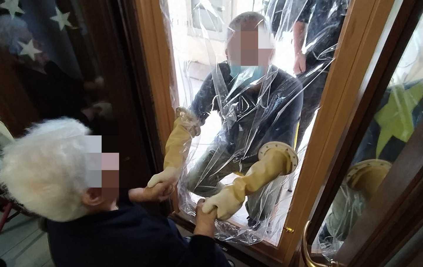 La “Porta degli abbracci” alla casa di riposo del paese