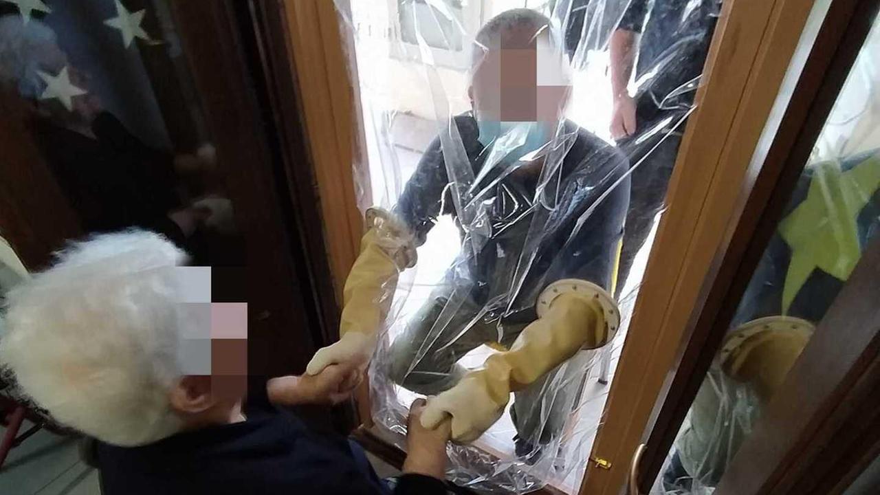 La “Porta degli abbracci” alla casa di riposo del paese