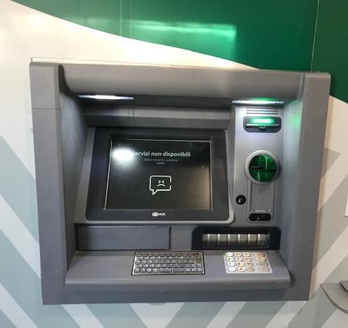 Filiale dell’istituto di credito soppressa e bancomat fuori uso: scatta la protesta