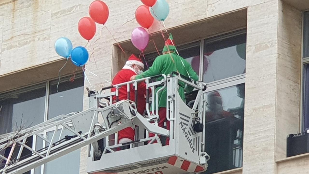Babbo Natale arriva in autoscala festa dei bambini in Pediatria 