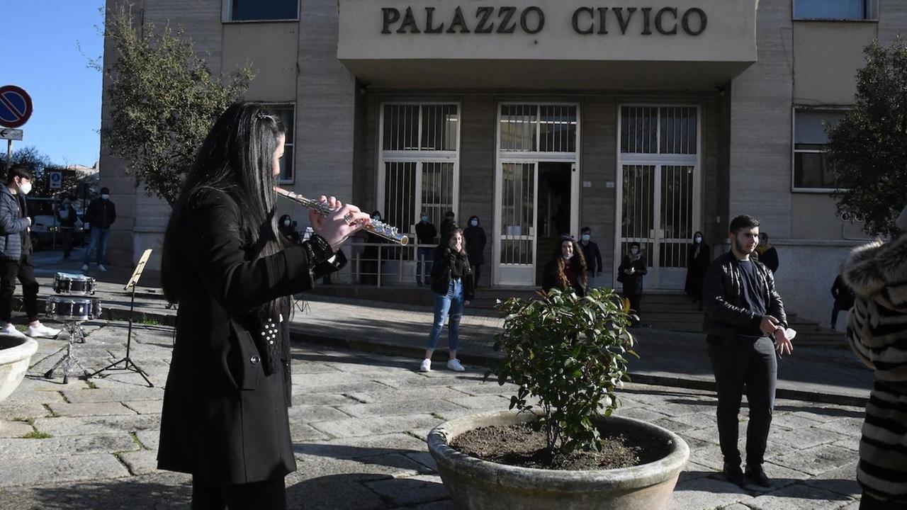 “Flash mob” del liceo musicale per fare gli auguri alla città