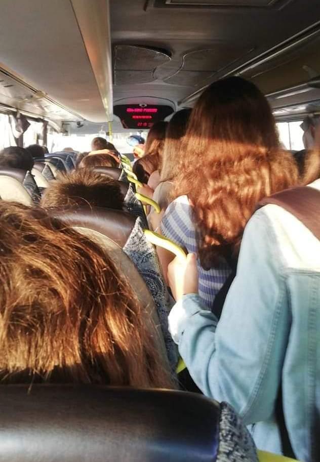 Sassari, schierati pullman e bus per riaprire le scuole superiori 