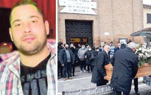 Moreno Catozzi, morto a 36 anni. Accanto un momento del funerale a Bosco Mesola