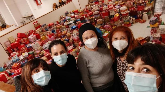 Sassari, miracolo di Natale alle elementari di Carbonazzi: raccolti 2500 pacchi