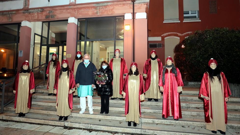 Carpi, il coro gospel si esibisce davanti al Ramazzini per pazienti e personale