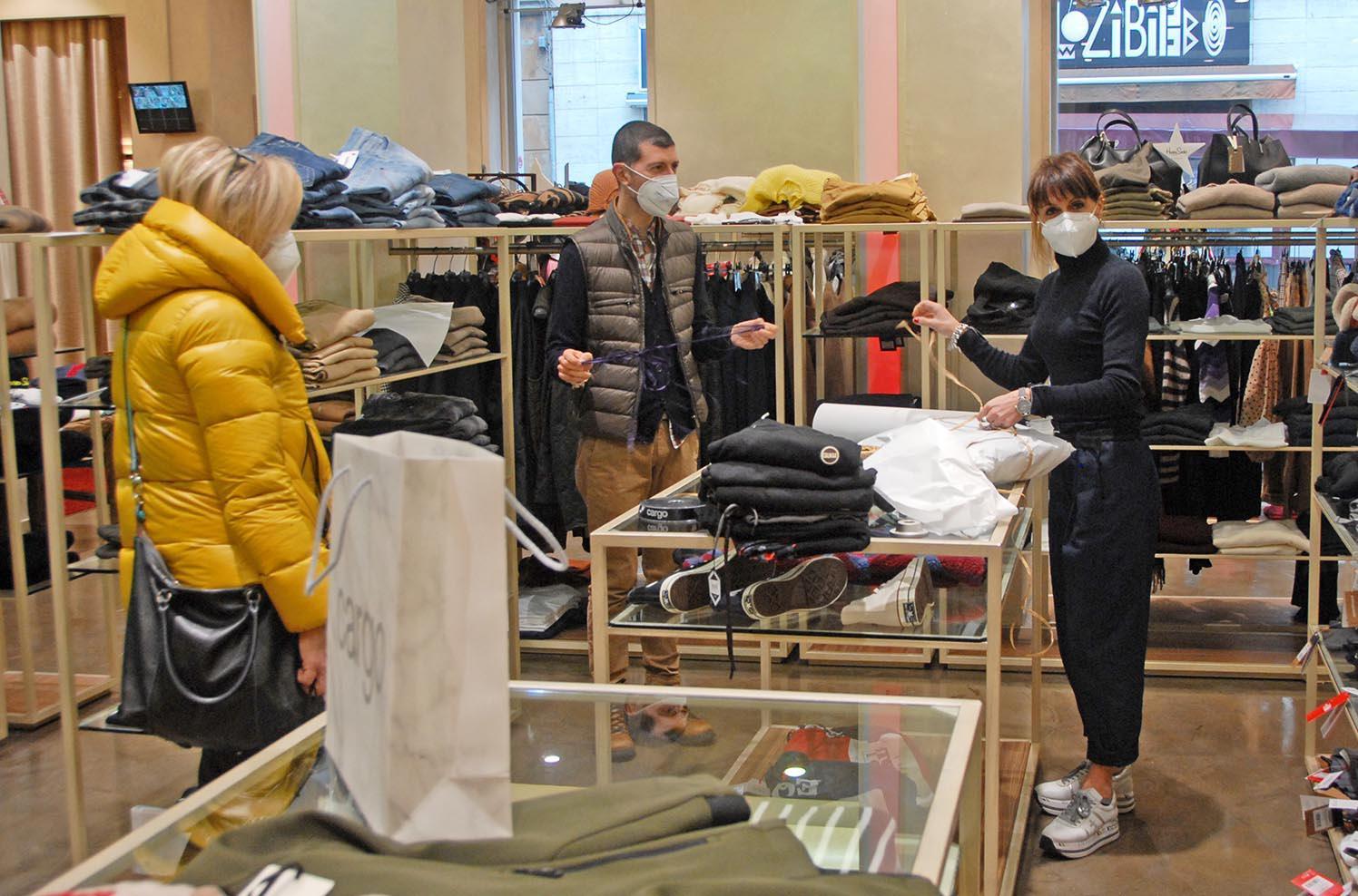 Boccata d’ossigeno per i negozianti. Ma l’abbigliamento rimane al palo 