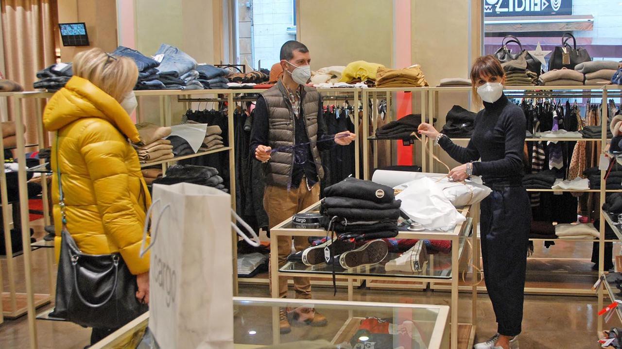 Boccata d’ossigeno per i negozianti. Ma l’abbigliamento rimane al palo