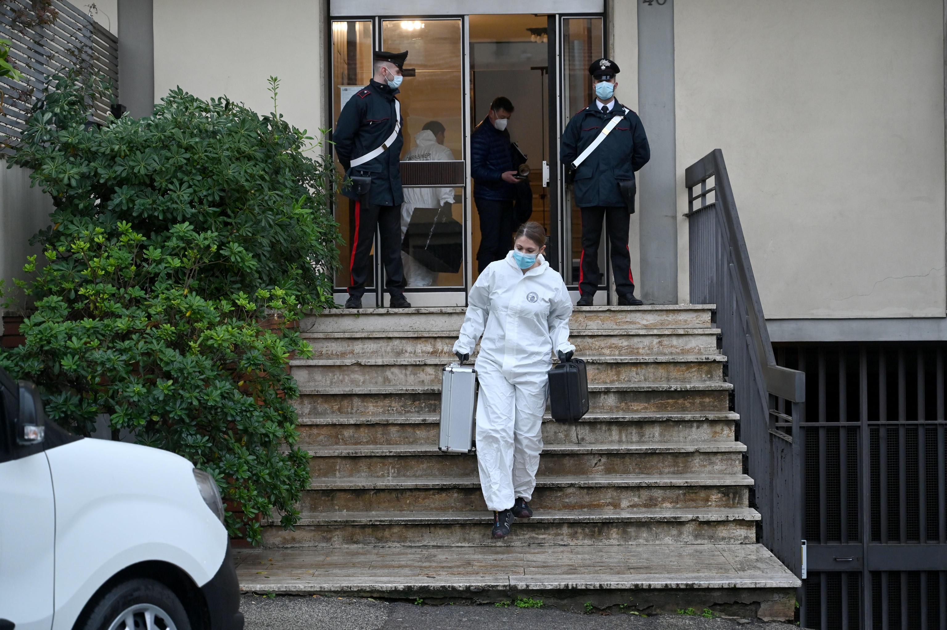 il sopralluogo dei Ris dei carabinieri nell'appartamento di via Fontana
