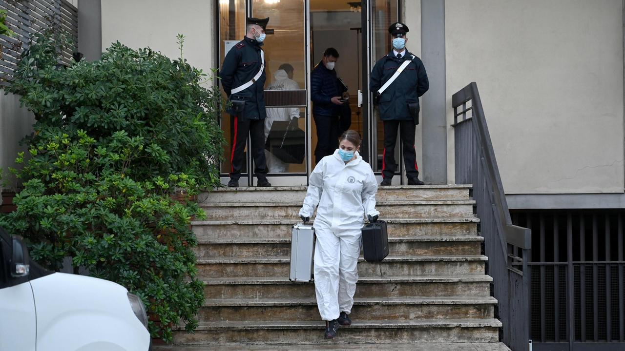 il sopralluogo dei Ris dei carabinieri nell'appartamento di via Fontana