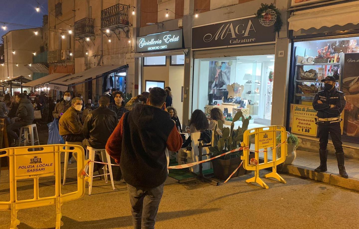 Aperitivo natalizio: locali strapieni, multe e delirio collettivo a Sassari