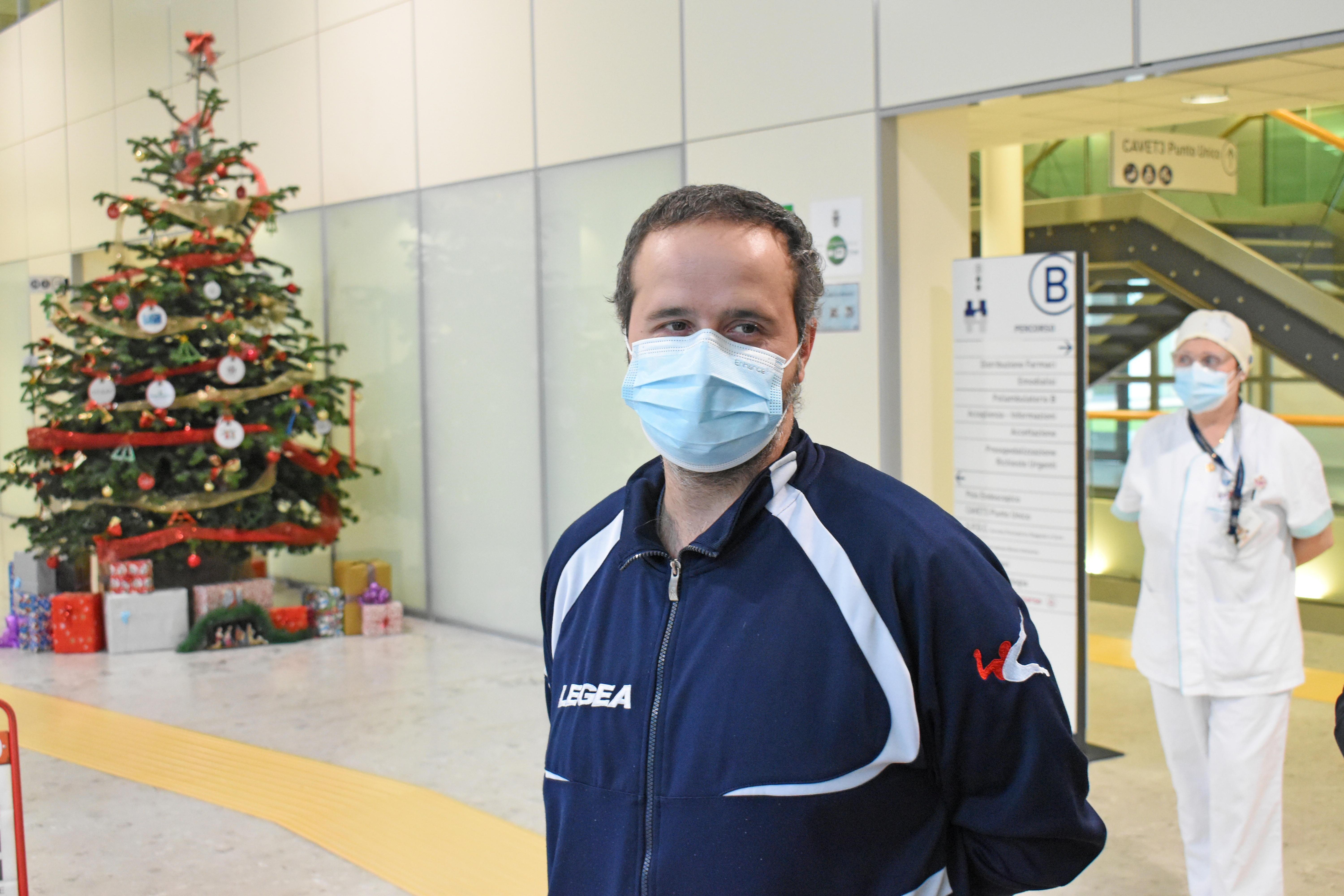 Marco Pini all'ospedale San Jacopo aspetta di rivedere un suo congiunto dopo settimane (Foto Gori)