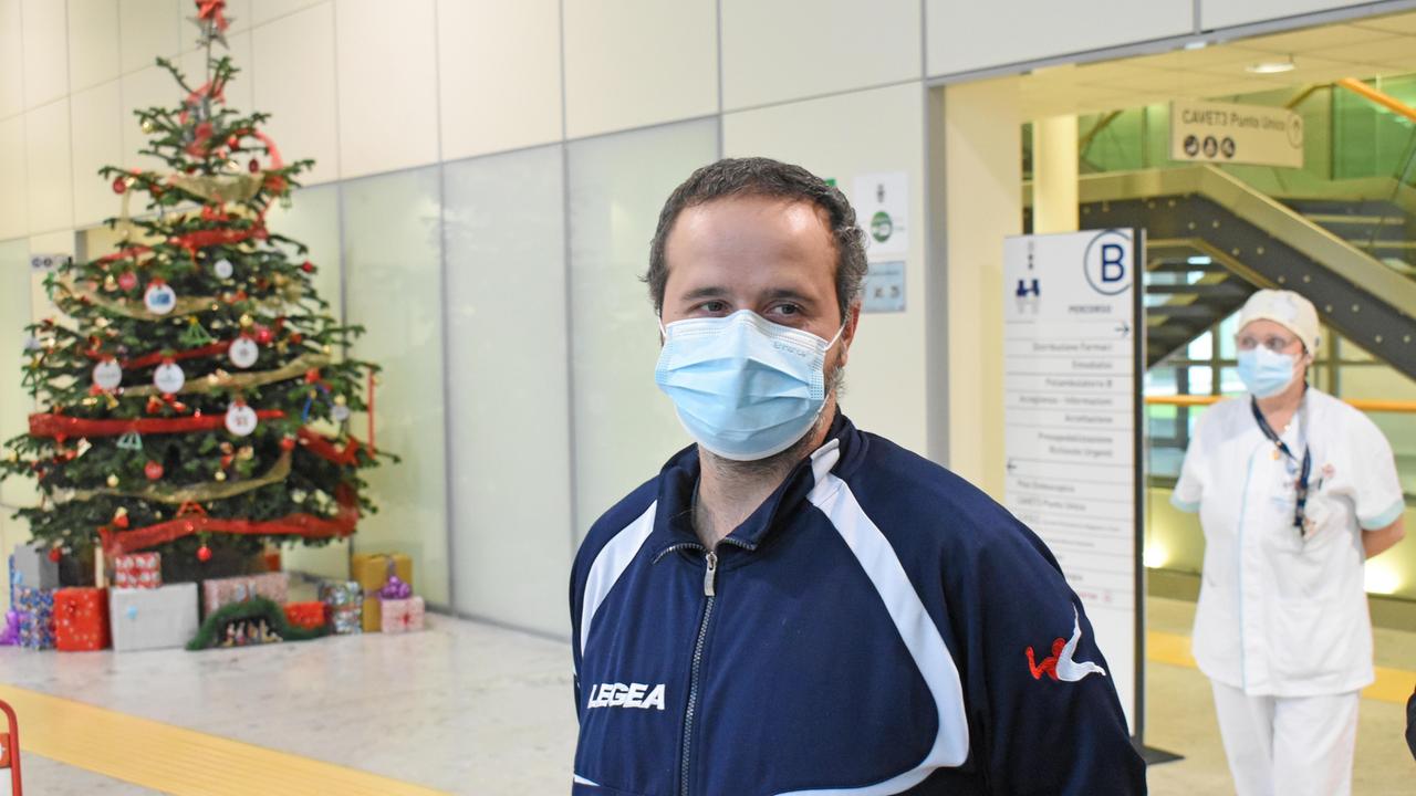 Marco Pini all'ospedale San Jacopo aspetta di rivedere un suo congiunto dopo settimane (Foto Gori)