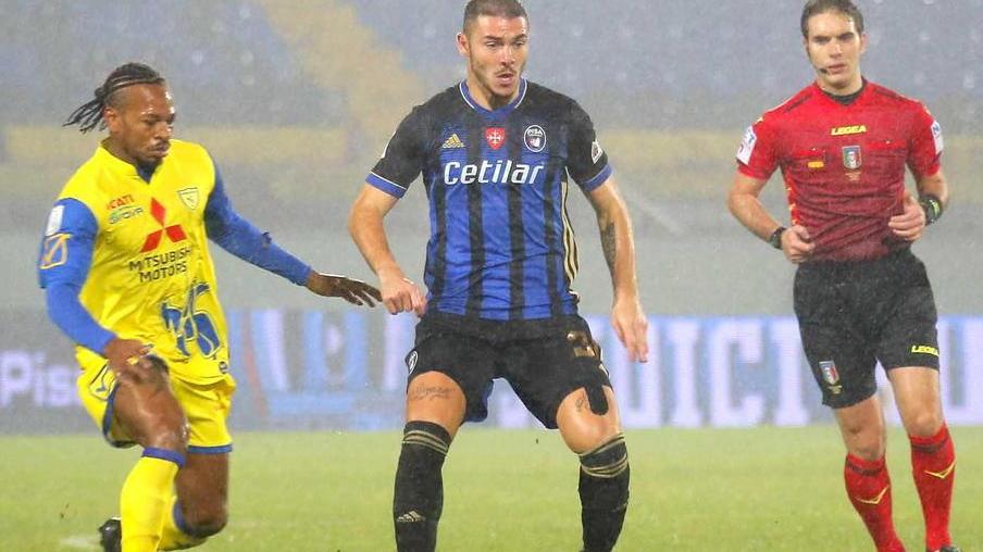 Obi e Marconi in azione davanti all'arbitro durante Pisa-Chievo