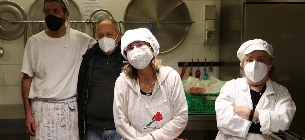 In fila per la spesa gratis Il Natale dei nuovi poveri 