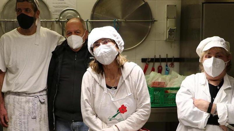 In fila per la spesa gratis Il Natale dei nuovi poveri