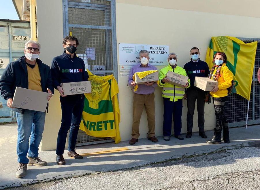 Un carico di pasta destinato a parrocchie e associazioni