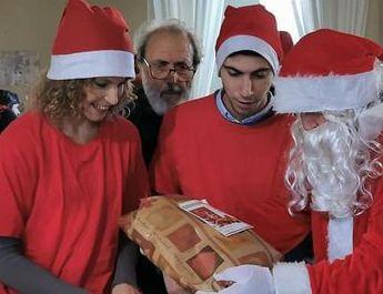 Cibo caldo e regali arrivano nelle case 