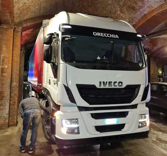 Un enorme tir incastrato sotto gli archi di porta S. Anna