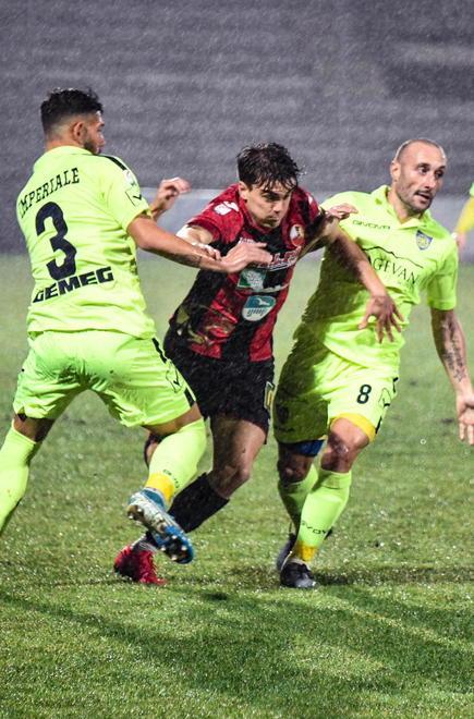 Lucchese sprecona la Carrarese si salva e porta via un punto 