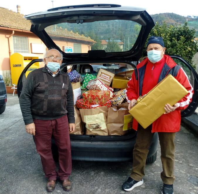 Le associazioni unite distribuiscono i pacchi spesa 