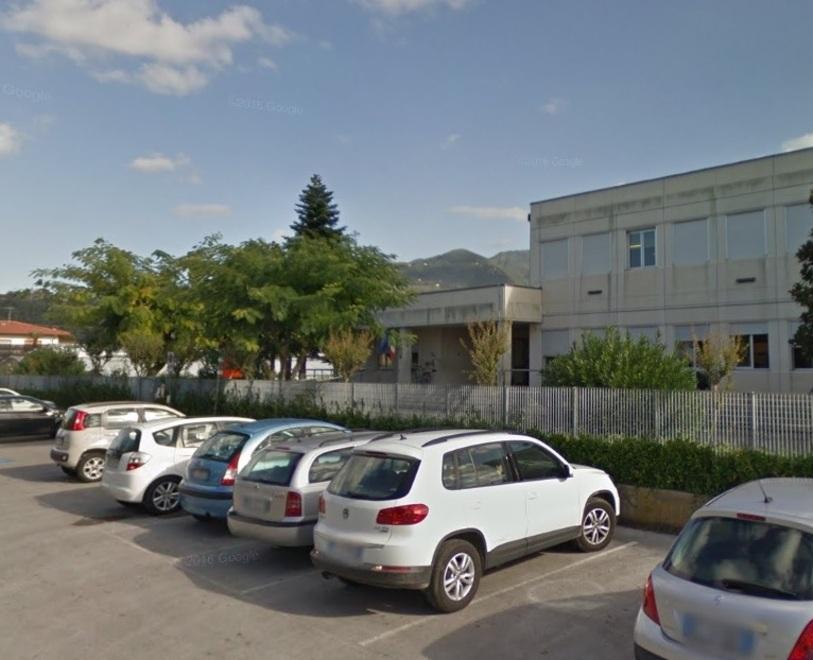 L’esterno dell’istituto comprensivo di Capezzano