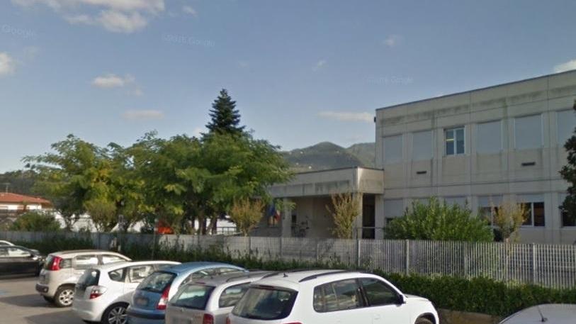 L’esterno dell’istituto comprensivo di Capezzano