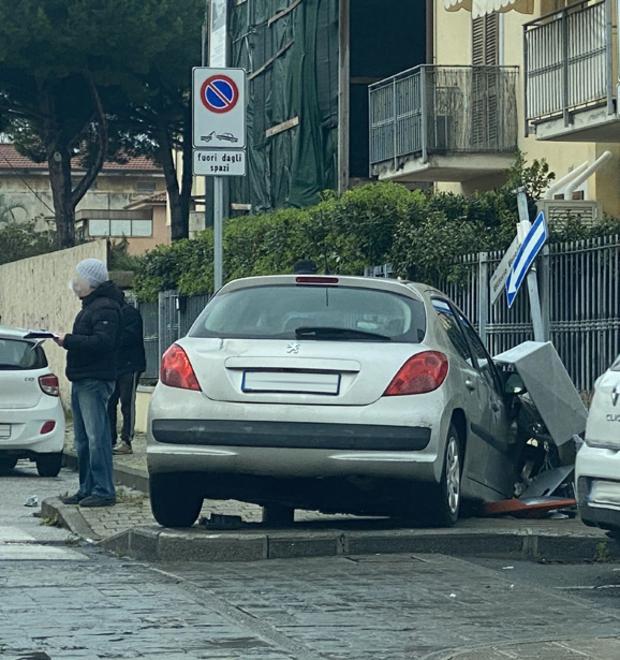Buca lo stop e va a sbattere contro un’auto 