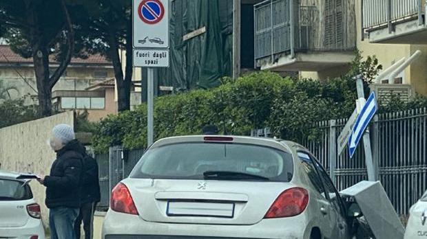 Buca lo stop e va a sbattere contro un’auto