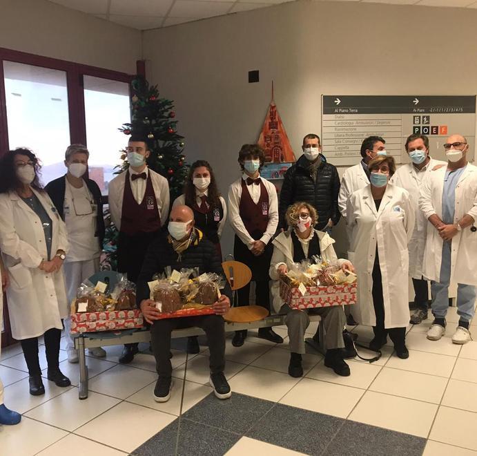 Oltre trenta pacchi consegnati dai volontari della Croce rossa