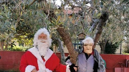 Il macellaio in pensione si veste da Babbo Natale per divertire i bimbi