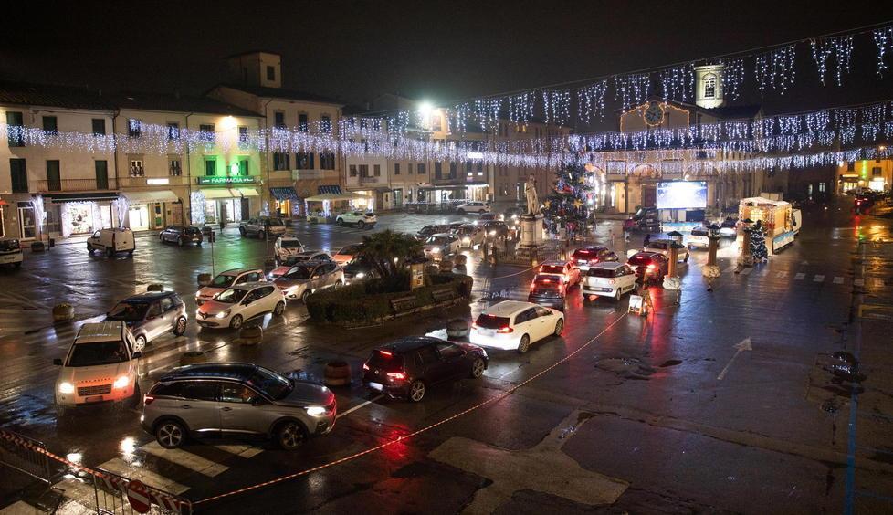 Traffico in tilt in centro centinaia partecipano al Babbo Natale in tour