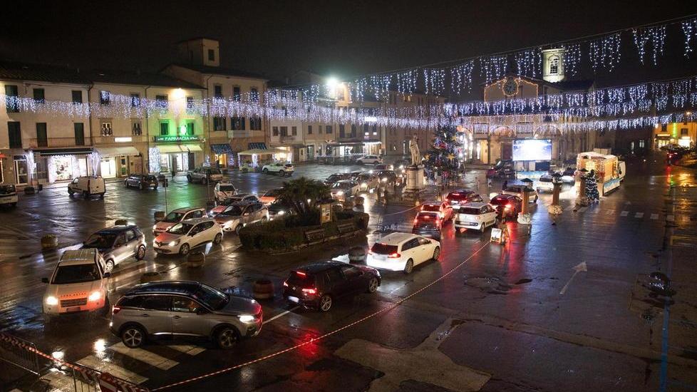 Traffico in tilt in centro centinaia partecipano al Babbo Natale in tour