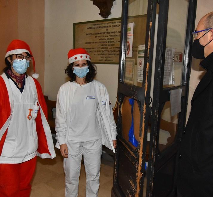 Vecchi nelle Rsa per gli auguri agli ospiti e al personale 