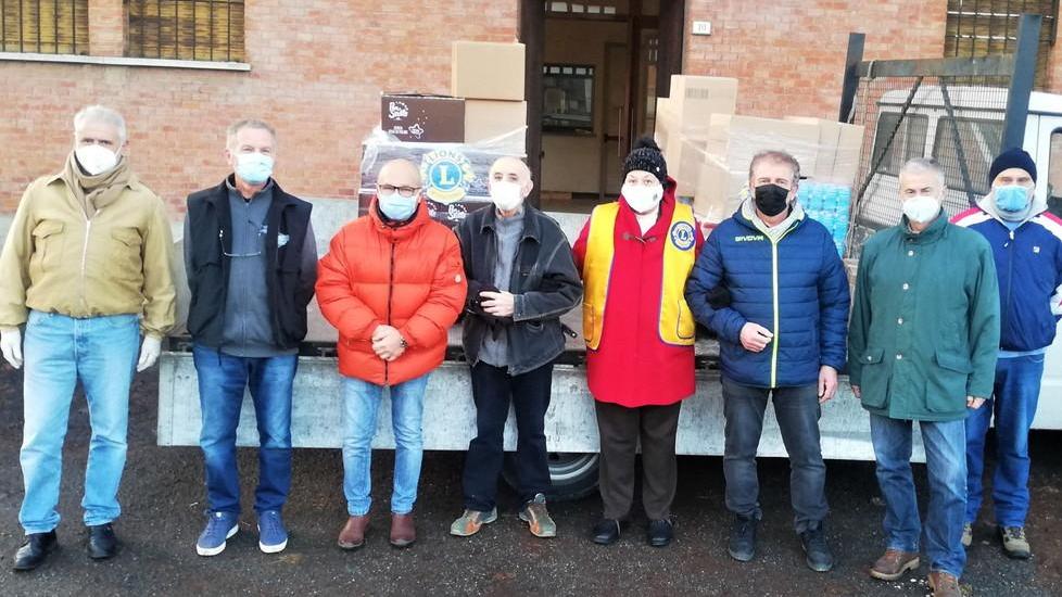Il Lions Club dona alla Caritas 700 chili di alimentari Conad