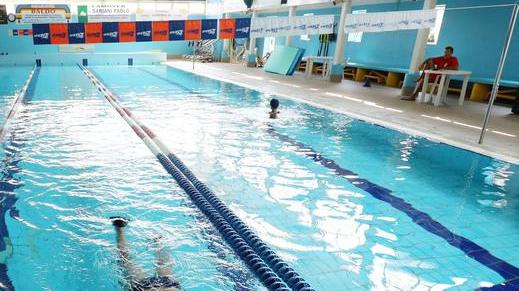 Piscina ancora chiusa Ma il Comune aiuta la società Delfino ’93