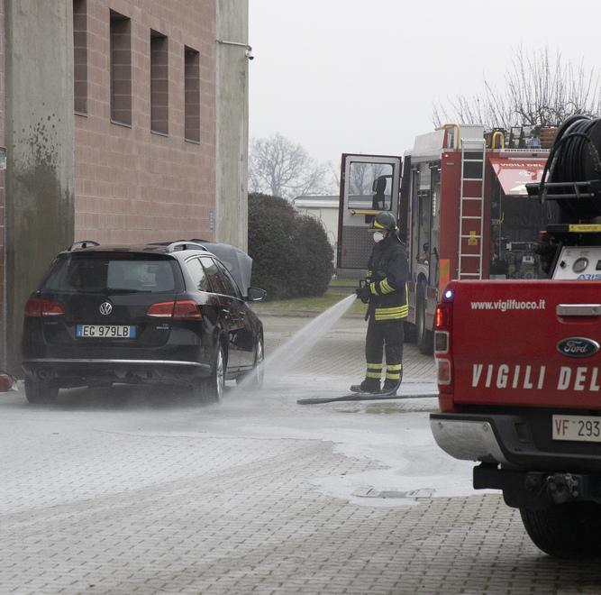 Prende fuoco un’auto parcheggiata da Anna Max