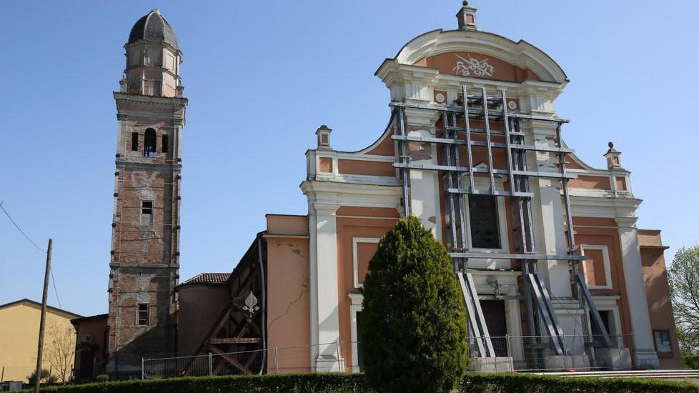 Piano anche su canonica e campanile