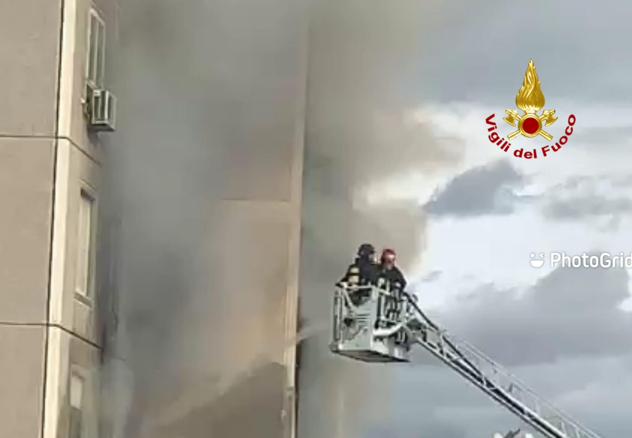 Fuoco in un palazzo, evacuati diversi appartamenti a Selargius