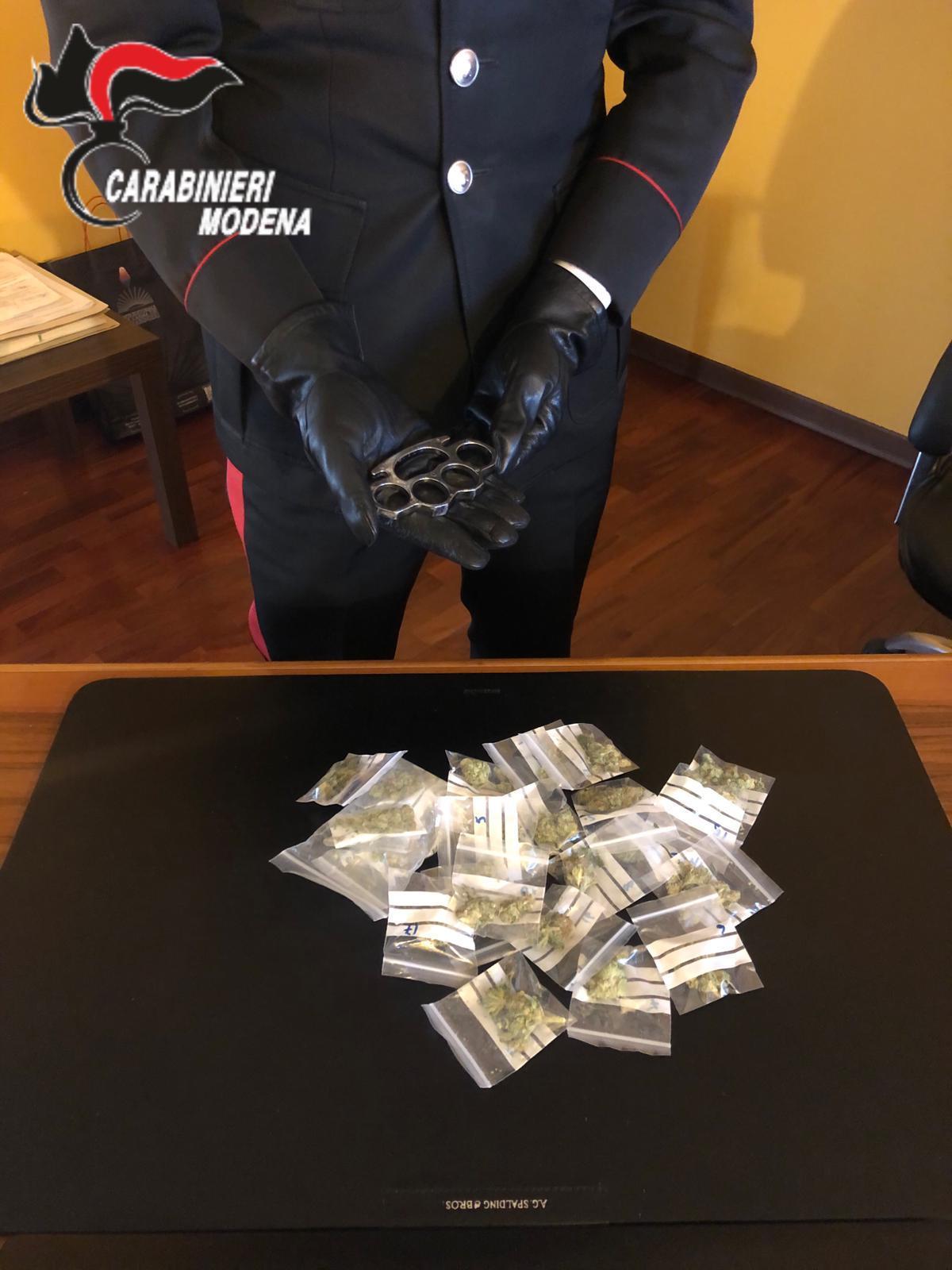 Carpi, viola le disposizioni anticontagio, gira armato e con la droga