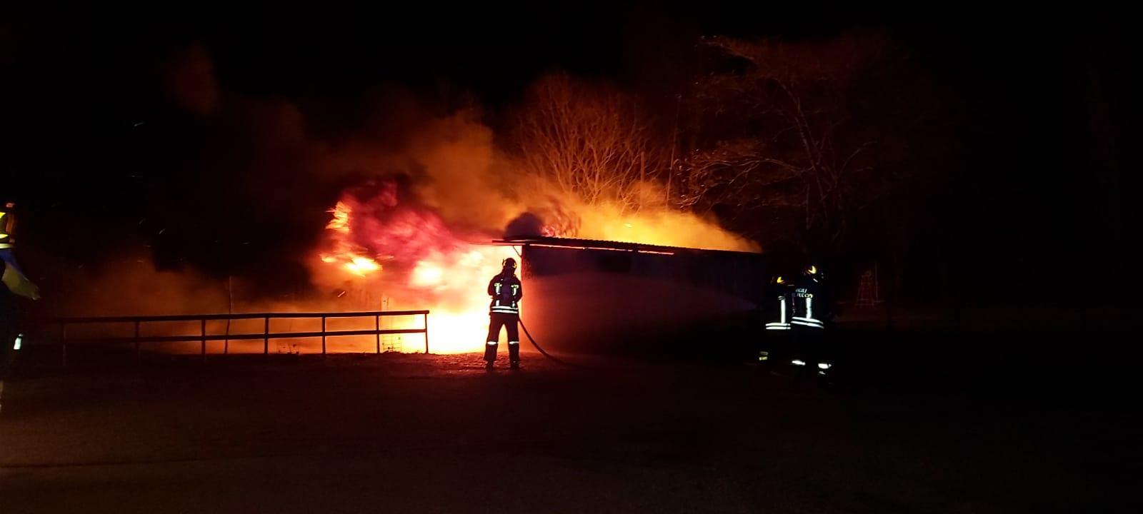 L'incendio al Canoa Club Bondeno la sera di Natale