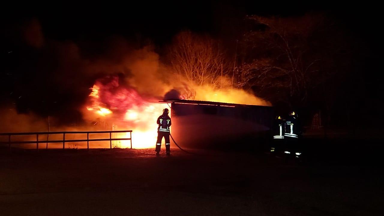 L'incendio al Canoa Club Bondeno la sera di Natale