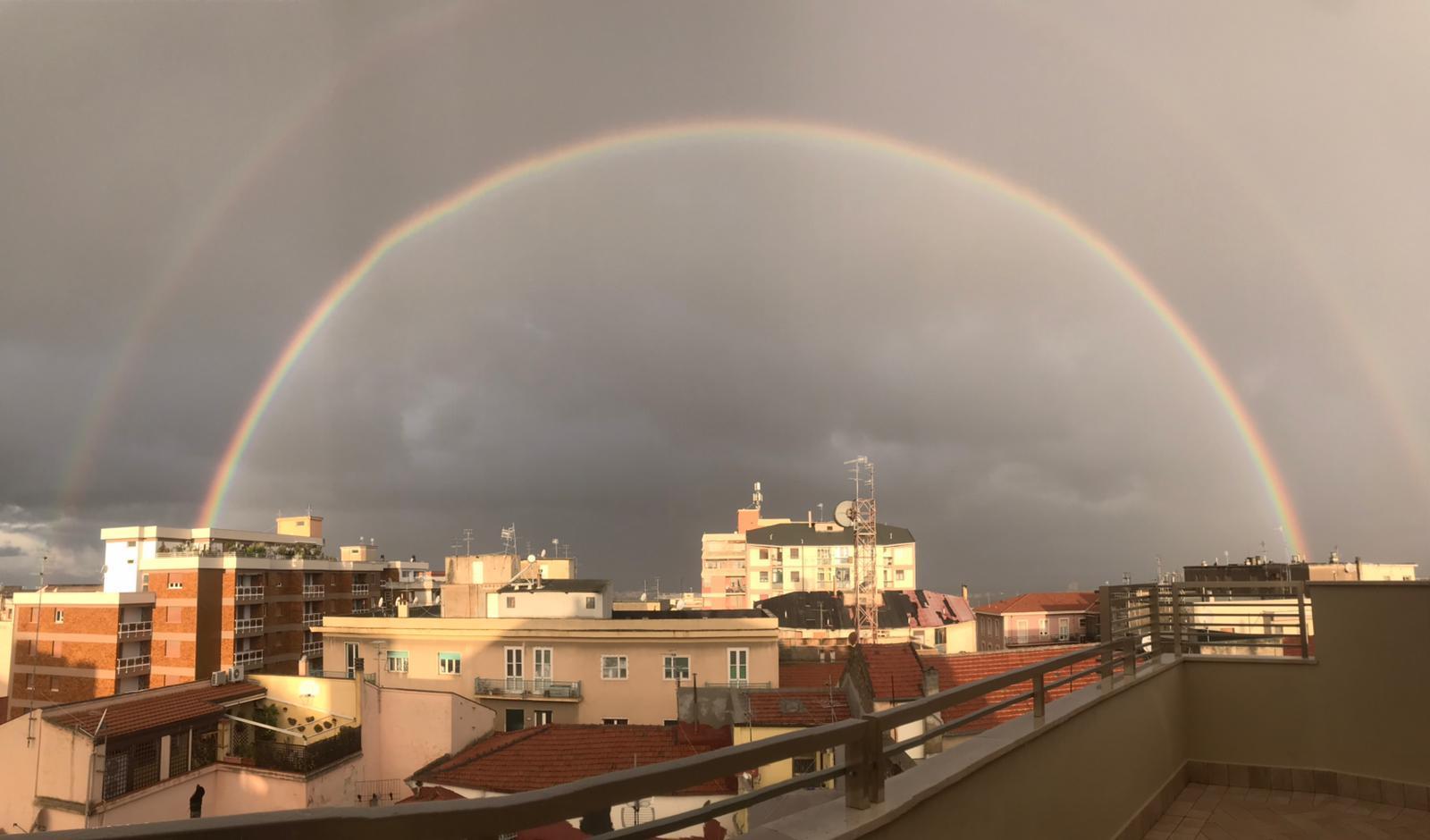 Un doppio arcobaleno nel cielo di Sassari 