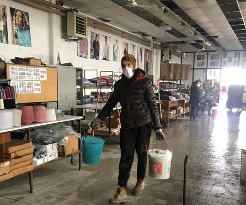  Grandine a Carpi, crolla il controsoffitto «Il 26 tutti in azienda per pulire» 