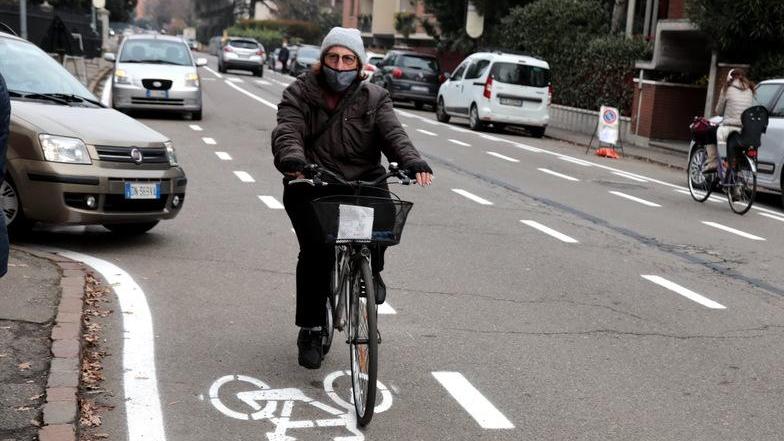Modena Via Morane “boccia” la nuova ciclabile: «Poca sicurezza e parcheggi scomparsi»