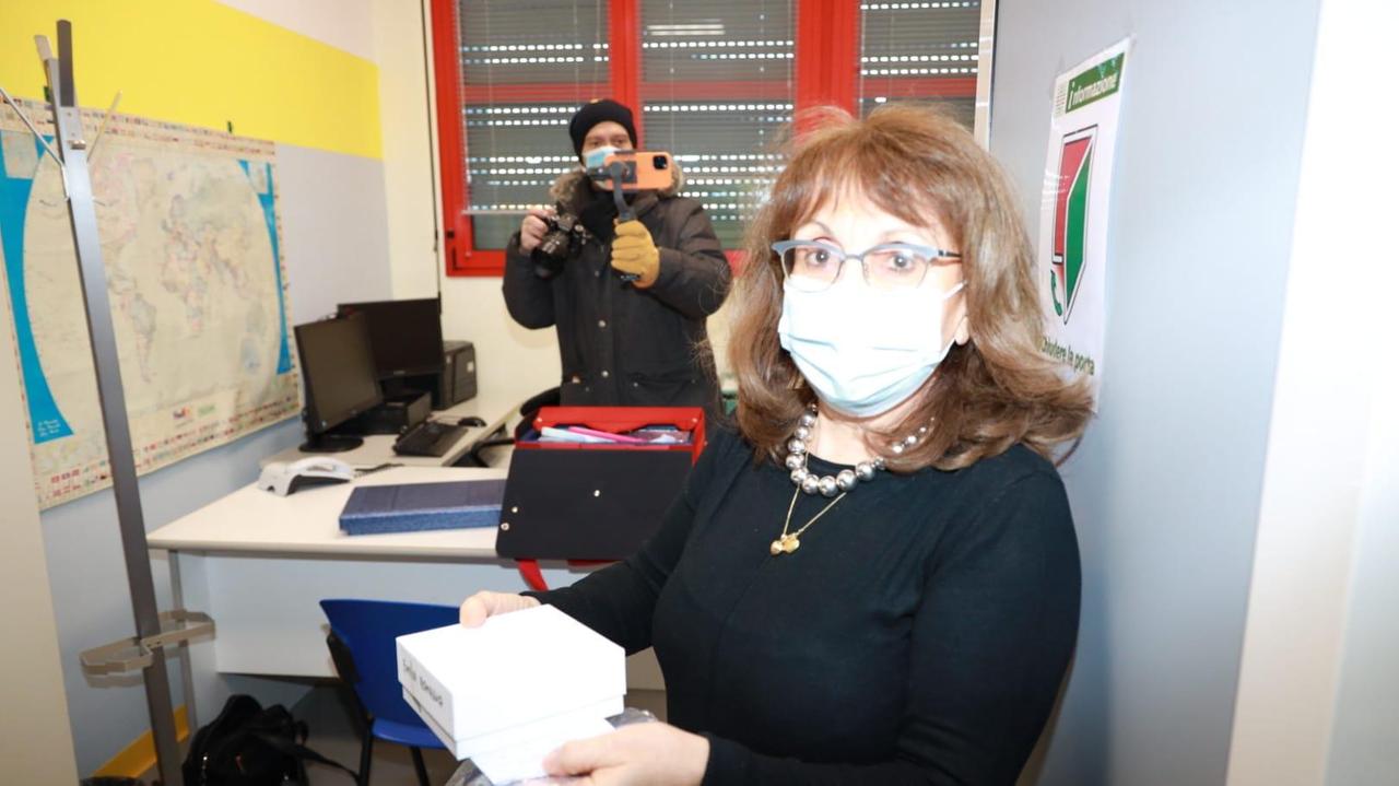 Emilia Romagna, i vaccini arrivati a Bologna e già distribuiti all'ospedale di Modena. Alle 14 prime iniezioni