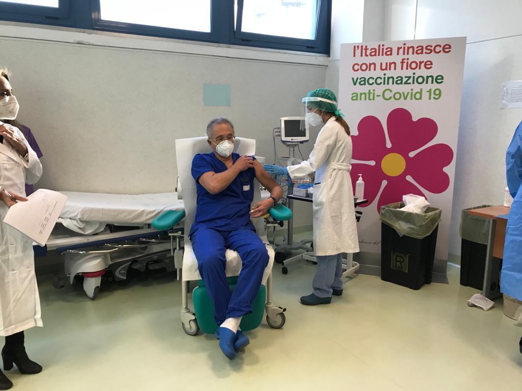 Il dottor Silverio Piro, primo vaccinato in Sardegna