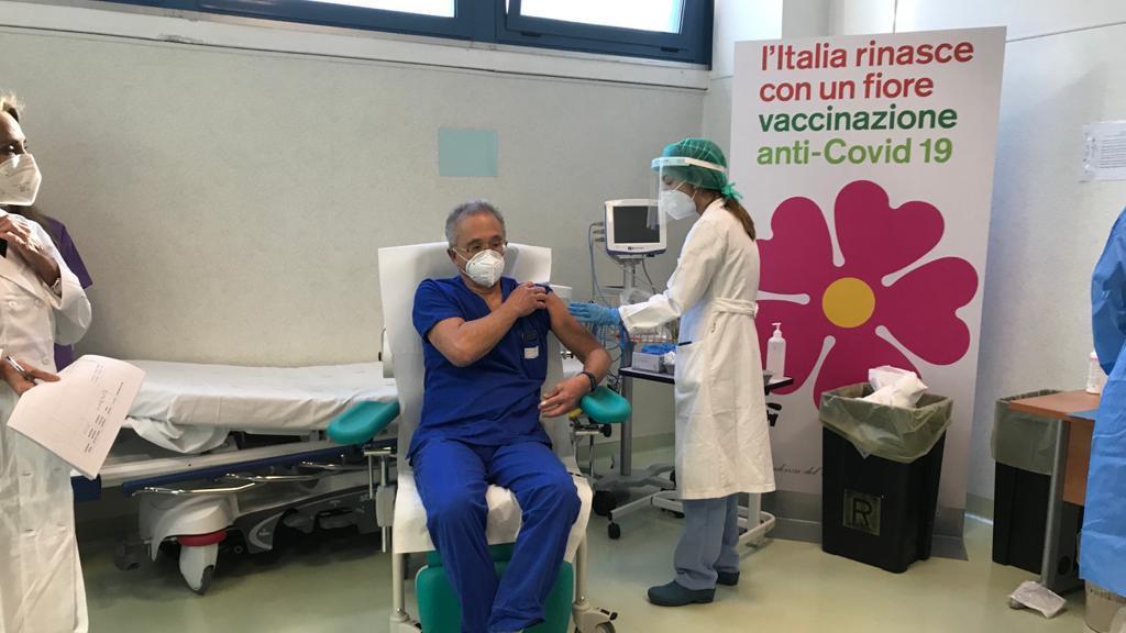 Il dottor Silverio Piro, primo vaccinato in Sardegna