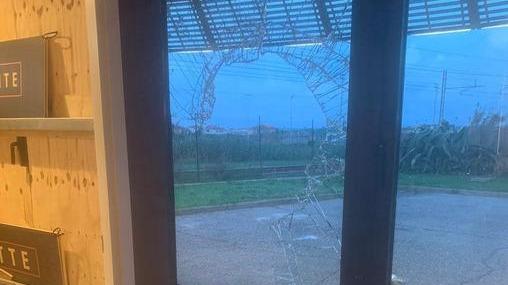 La rabbia dei titolari dopo i furti nei negozi la notte di Natale: «Non ne possiamo più»